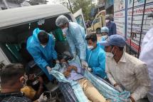 Health workers move a suspected COVID-19 patient (C) outside the Vijay Vallabh COVID care hospital in the aftermath of a fire, in Virar West, on the outskirts of Mumbai, India, 23 April 2021. Photo: EPA