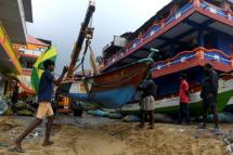  Fishermen in Mahabalipuram move their boats as Cyclone Nivar approaches the eastern Indian coast on November 24, 2020. (Photo: AFP)