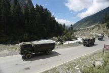 Indian army vehicles move along a highway leading to Ladakh, at Gagangeer some 81 kilometers from Srinagar, the summer capital of Indian Kashmir, 01 September 2020. Photo: EPA