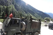 Indian army vehicles move along a highway leading to Ladakh, at Gagangeer some 81 kilometers from Srinagar, the summer capital of Indian Kashmir, 07 September 2020. Photo: EPA