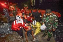 Rescue team members evacuate one of six survivors of a capsized passenger boat carrying 16 people in the Sunda strait near Anak Krakatau in Merak, Indonesia's Banten province on June 20, 2020. Photo: AFP