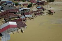 Dozens of people are still missing after flash floods hit Indonesia's Sulawesi island (AFP Photo/BNPB) 