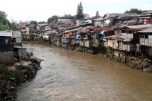 (File) A view on poor houses along banks of Ciliwung River in Jakarta, Indonesia, 30 September 2022. Photo: EPA