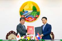 Japan's Foreign Minister Toshimitsu Motegi (L) exchanges signed documents with Laos Foreign Minister Saleumxay Kommasith (R) during a meeting at the Ministry of Foreign Affairs in Vientiane, Laos, 23 August 2020. Photo: EPA