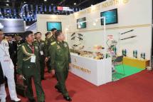 Min Aung Hlaing (L) views weapons and related items at Defense and Security 2019 in Thailand. Photo: seniorgeneralminaunghlaing.com.mm