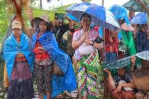 Image: Distributing bags of rice to refugees / Photo - Kayah Liphu Youth