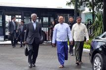 Mr. Kofi Annan (left) is welcomed by Minister of State for Foreign Affairs U Kyaw Tin (center) at the Yangon International Airport. Photo: MNA
