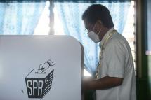 President of the Sabah Heritage Party Shafie Apdal votes during state elections in Semporna, a town in Malaysia's Sabah state on Borneo island, on September 26, 2020. Photo: AFP