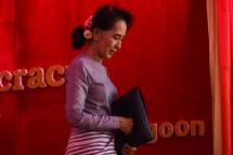 (FILE) In this file photo taken on November 5, 2015, opposition leader and head of the National League for Democracy (NLD) Aung San Suu Kyi leaves the stage after addressing a press conference from her residential compund in Yangon. Photo: AFP