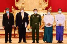 Chairman of the State Administration Council Commander-in-Chief of Defence Services Senior General Min Aung Hlaing is posing for a documentary photo at the reception event with the Foreign Minister of Brunei Darussalam and ASEAN Secretary-General yesterday. Photo: MNA