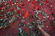 A woman lays a red rose during a ceremony marking the 32nd anniversary of the 8888 Uprising in Yangon, Myanmar, 08 August 2020. Photo: Lynn Bo Bo/EPA