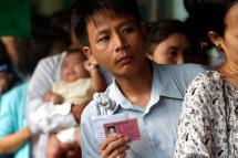 A Myanmar voter holds his citizen ID card while lining up to cast his ballot at a polling station in Yangon, Myanmar, 08 November 2015. Photo: Rungroj Yongrit/EPA
