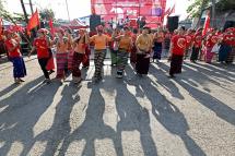 Members of the National League for Democracy (NLD) party perform a dance during the NLD party by-election campaign in Yangon, Myanmar, 04 March 2017. Photo: Nyein Chan Naing/EPA
