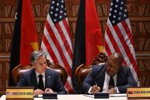 US Secretary of State Antony Blinken (L) and Papua New Guinea’s Defence Minister Win Bakri Daki (R) sign security agreements at the Forum for India-Pacific Islands Cooperation at APEC Haus in Port Moresby on May 22, 2023. Photo: AFP