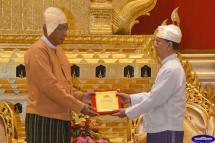 Myanmar's newly sworn-in President Htin Kyaw (L) and outgoing President Thein Sein (R) during the official handover ceremony at the presidential palace in Naypyitaw, Myanmar, 30 March 2016. Photo: President's Office

