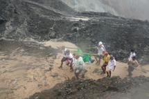 Volunteers carry a victim of a landslide accident at a jade mining site in Hpakant, Kachin State, northern Myanmar, 03 July 2020. Photo: Zaw Moe Htet/EPA