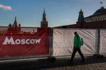  A man walks at the at Red Square during the pandemic of SARS-CoV-2 coronavirus in Moscow, Russia, 09 November 2020. Photo: EPA