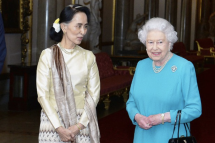 Queen Elizabeth II greets Burma's de facto leader Aung San Suu Kyi ahead of a private lunch at Buckingham Palace on May 5, 2017 in London, England. Photo: AFP