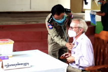 Sean Turnell, a detained Australian adviser to Myanmar's deposed leader Aung San Suu Kyi, gets vaccinated against the Covid-19 coronavirus in Insein prison in Yangon on July 28, 2021. Photo: AFP