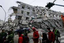 Rescuers search for survivors from a collapsed building following a 6.4 magnitude earthquake that struck the area in Tainan City, Taiwan, 06 February 2016. Photo: RITCHIE B. TONGO/EPA
