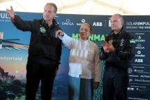 President U Thein Sein (C) with pilots Andre Borschberg (L) and Bertrand Piccard (R) at Mandalay International Airport on March 20, 2015. Photo: Bo Bo/Mizzima 

