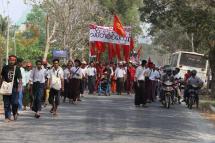 Students' column reaching Pyay Myo on road to Yangon on February 10, 2015. Photo: Hein Htet/Mizzima
