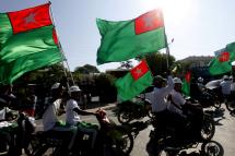 Supporters of the Union Solidarity and Development Party (USDP) participate in their p/arty's campaign in Mandalay, Myanmar, 23 October 2015.  Photo: Hein Htet/EPA
