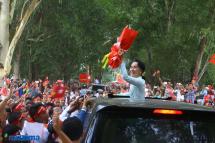 NLD chairperson Daw Aung San Suu Kyi waves to party supporters in Bhamo, Kachin state during her party election campaign on October 5, 2015. Photo: Min Min/Mizzima
