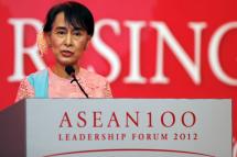 Aung San Suu Kyi delivers a speech entitled 'Resilience in Turbulent Times' at the ASEAN 100 Leadership Forum in Yangon, Myanmar, 06 December 2012. Photo: EPA

