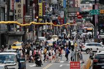 People cross a busy street in Keelung city, Taiwan, 05 August 2022. Photo: EPA