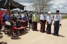 Local authorities raise public awareness to tighten border security along the Pachan River between Myanmar and Thailand on 31 August 2020. Photo: MNA