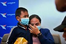 Worried families gathered at Bangkok's Suvarnabhumi International Airport to await the arrival of a commercial flight carrying 15 Thais. / Photo: AFP