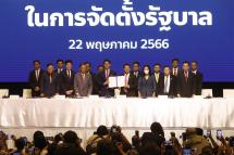 Move Forward Party leader Pita Limjaroenrat (C-L) and Pheu Thai Party leader Cholnan Srikaew (C-R) hold the document during the signing ceremony of a memorandum of understanding among pro-democracy parties to form a coalition government, in Bangkok, Thailand, 22 May 2023. Photo: EPA