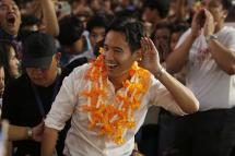 The Move Forward Party's prime ministerial candidate Pita Limjaroenrat (C) greets supporters during a general election campaign in Bangkok, Thailand, 22 April 2023. Photo: EPA