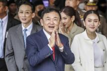Former Thai prime minister Thaksin Shinawatra (C), accompanied by his daughter and Pheu Thai Party prime ministerial candidate Paetongtarn Shinawatra and his son Panthongtae Shinawatra, greets supporters and journalists upon his arrival at Don Mueang airport in Bangkok, Thailand, 22 August 2023. Photo: EPA
