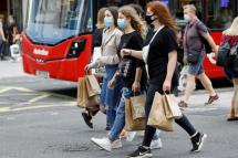 Shoppers wear face masks on Oxford Street in London after face coverings became mandatory in shops and supermarkets in Britain (AFP Photo/Tolga AKMEN)
