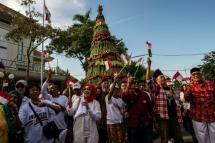 Supporters of newly sworn-in Indonesian President Joko Widodo build a seven-metre (23 foot) tumpeng, a towering rendition of the country's popular cone-shaped dish, in Surabaya on October 20, 2019. Photo: AFP