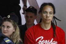 Two-time Olympic gold medalist and WNBA's Phoenix Mercury Brittney Griner (R) is escorted to a courtroom for a hearing, in Khimki City Court, outside Moscow, Russia, 07 July 2022. Photo: EPA