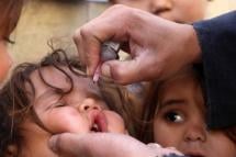 An Afghan health worker administers polio drops to a child during a four-day anti-polio vaccination campaign in Kandahar, Afghanistan, 15 March 2023. Photo: EPA