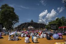 Buddhist monks and devotees pray to celebrate Vesak day at Borobudur temple in Magelang, central Java on May 16, 2022. Photo: JUNI KRISWANTO / AFP
