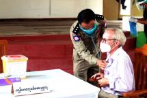 Sean Turnell, a detained Australian adviser to Myanmar's deposed leader Aung San Suu Kyi, gets vaccinated against the Covid-19 coronavirus in Insein prison in Yangon. Photo: APF