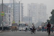 Commuters make their way amid smoggy conditions in New Delhi. Photo: AFP