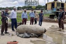  This handout photograph taken and released by the Cambodian Mine Action Centre (CMAC) on May 5, 2022, shows a 2000-pound US-made bomb after it was uncovered from a river bed opposite to the Royal Palace in capital Phnom Penh. Photo: AFP