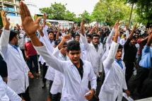 Students from the faculty of medicine and sciences take part in an anti-government demonstration demanding the resignation of Sri Lanka's President Gotabaya Rajapaksa over the country's crippling economic crisis, in Colombo on May 29, 2022. Photo: AFP