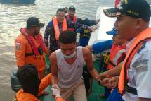 This picture taken on May 29, 2022 shows rescue personnel assisting a saved passenger from the Ladang Pertiwi 02 ferry, which ran out of fuel and sank in bad weather off the coast of Indonesia, after arriving in Kotabaru, South Kalimantan. Photo: AFP