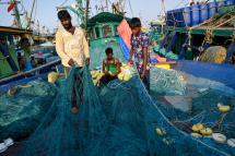 Fishermen prepare to set sail for fishing after two months of fishing ban at Kasimedu fishing harbour in Chennai on June 14, 2022. Photo: Arun SANKAR / AFP
