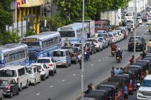  Motorists queue along a street to buy fuel at Ceylon petroleum corporation fuel station in Colombo on May 18, 2022. Photo: AFP