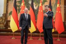 Chinese President Xi Jinping (R) welcomes German Chancellor Olaf Scholz (L) in the East Hall of the Great Hall of the People in Beijing, China, 04 November 2022. Photo: EPA