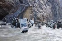 This video frame grab taken from footage recorded in mid-June 2020 and released by China Central Television (CCTV) on February 20, 2021 shows Indian soldiers crossing a river during an incident where Chinese and Indian troops clashed in the Line of Actual Control (LAC) in the Galwan Valley, in the Karakoram Mountains in the Himalayas. Photo: AFP