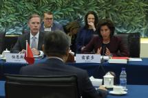 US Commerce Secretary Gina Raimondo (R) speaks next to US Ambassador to China Nick Burns (L) during a meeting with China’s Minister of Commerce Wang Wentao (foreground), at the Ministry of Commerce in Beijing, China, 28 August 2023.  Photo : AFP
